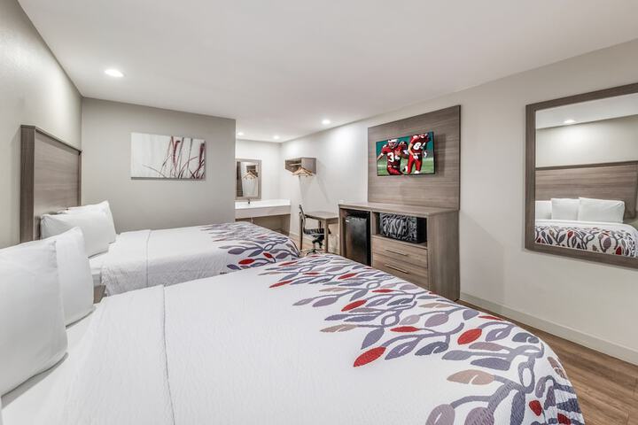 Deluxe 2 Queen Beds (5 of 7)