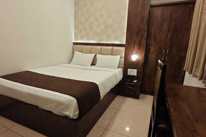 Room 12 of 32