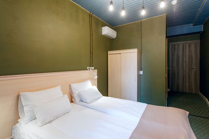 Room 10 of 38