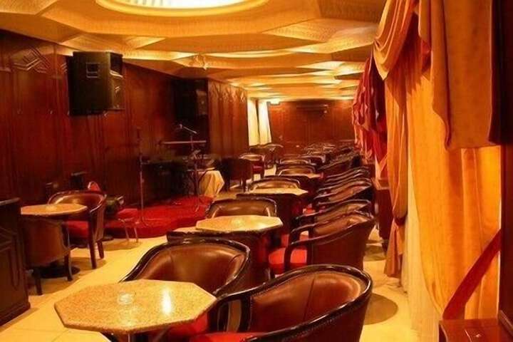 Lounge 37 of 44