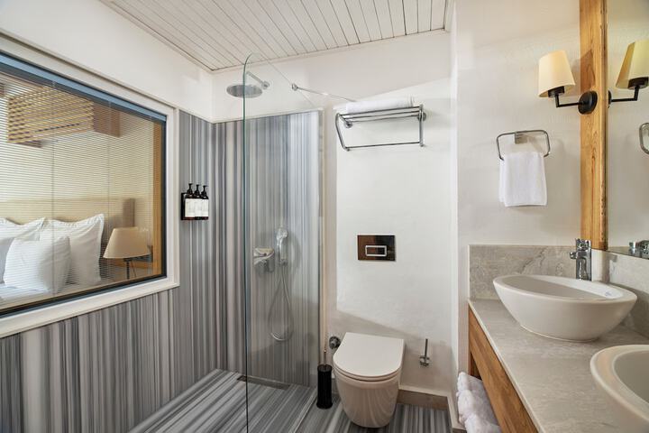 Room 12 of 32