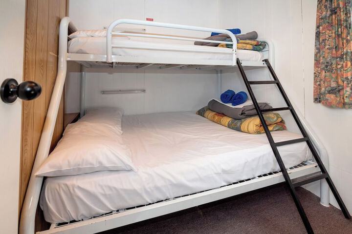 Room 40 of 141
