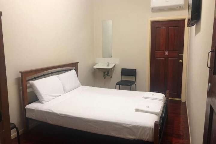 Room 6 of 18