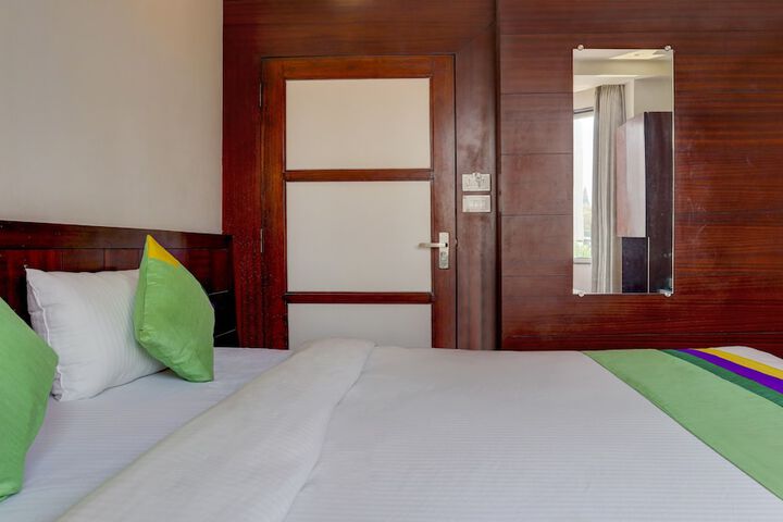 Room 10 of 33