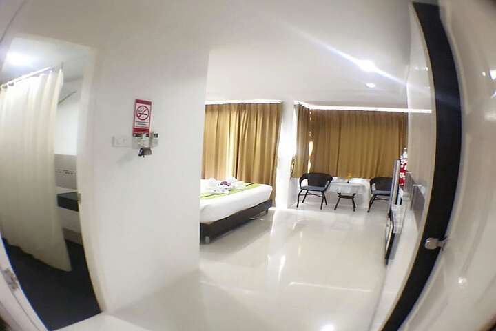 Room 13 of 94