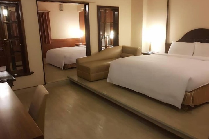 Room 15 of 32