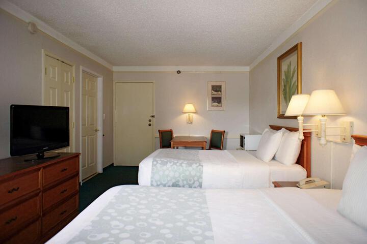 2 Double Beds (6 of 9)