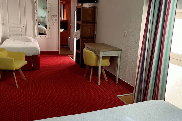 Room 6 of 9