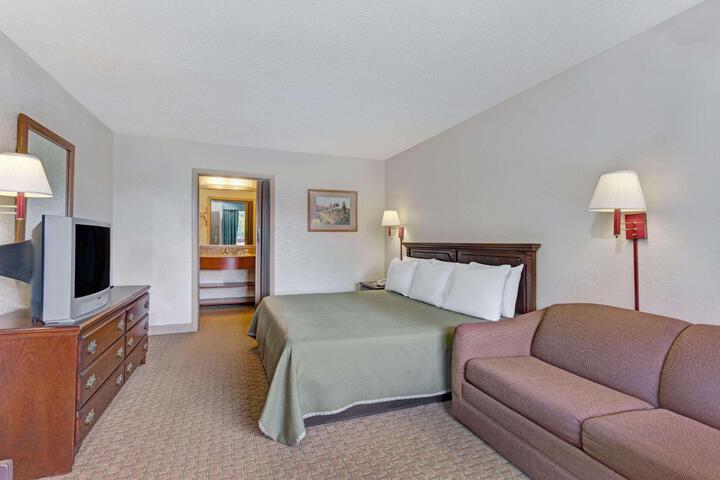 1 King Bed (2 of 11)
