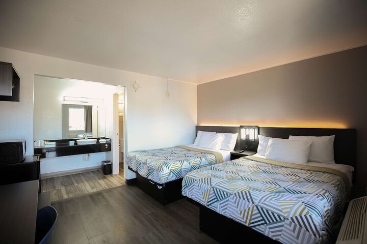 Double Accessible Queen Size Bed (7 of 10)