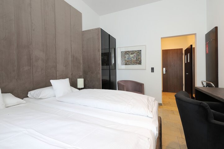 Room 12 of 28