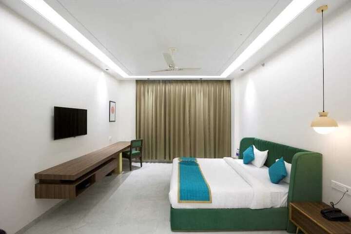 Room 7 of 18
