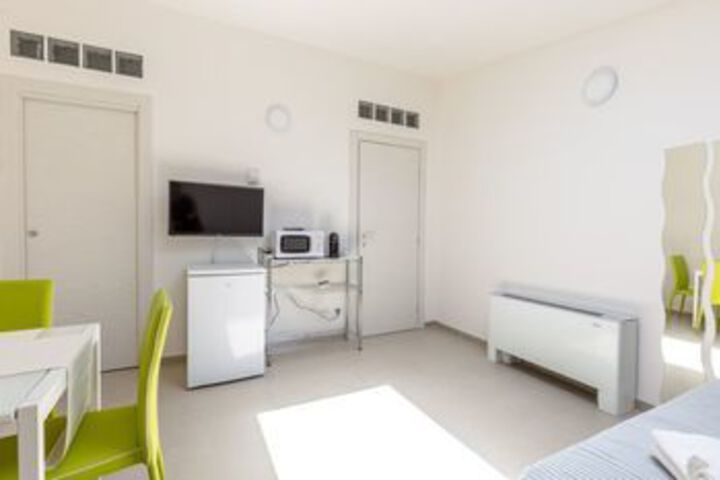 Room 13 of 16