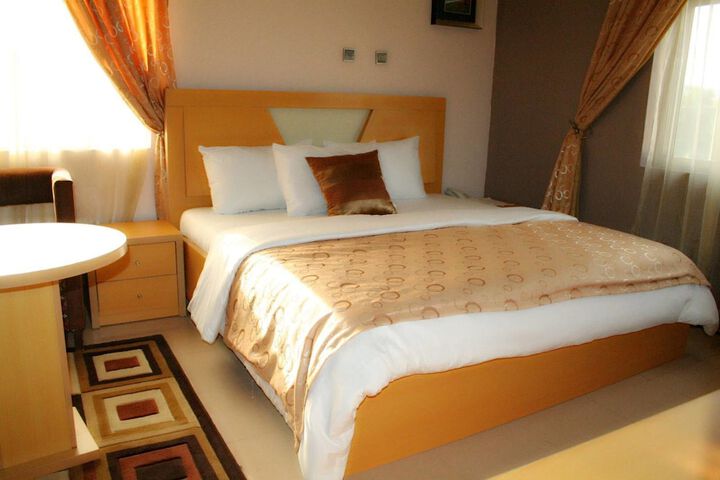 Room 5 of 11