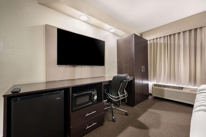 1 King Bed (1 of 6)