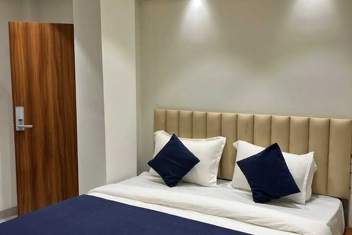 Room 5 of 20