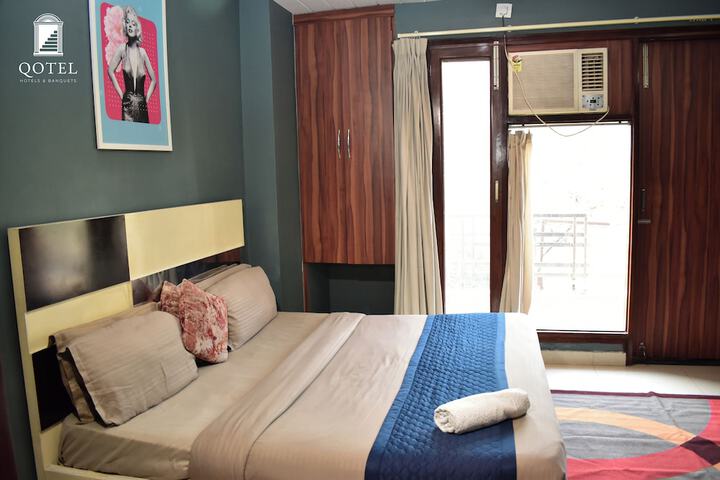 Room 8 of 18