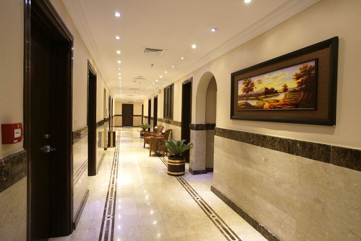 Ballroom/Hall 34 of 40