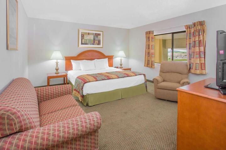 1 Queen Bed No Elevator (16 of 33)