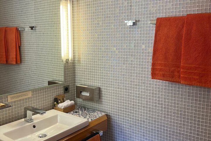 Room 34 of 105