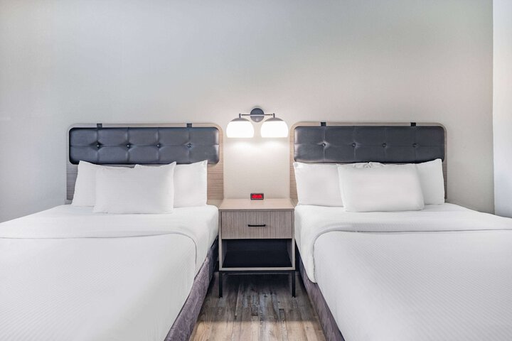 2 Queen Beds Accessible (10 of 11)