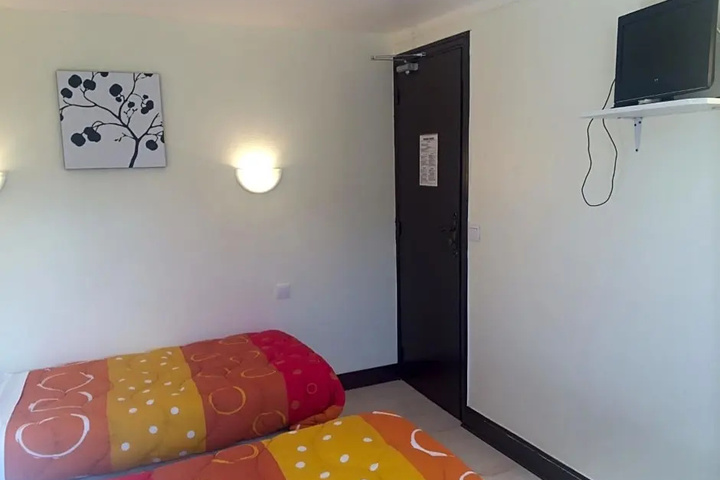 Room 5 of 16