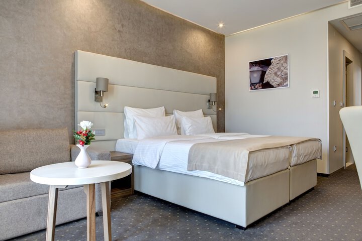 Room 34 of 136