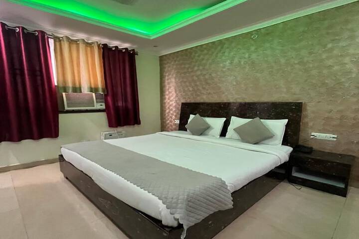 Room 4 of 12