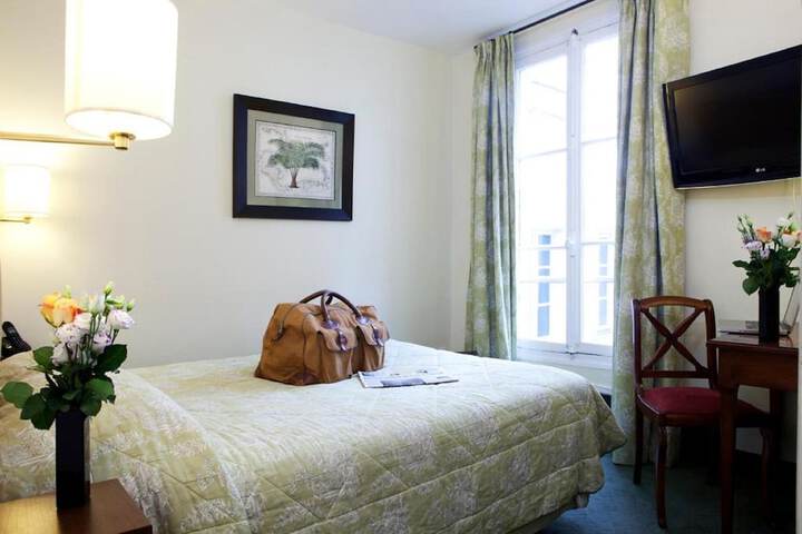 Room 9 of 16