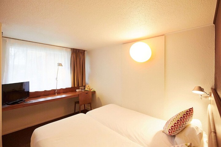 Room 7 of 34
