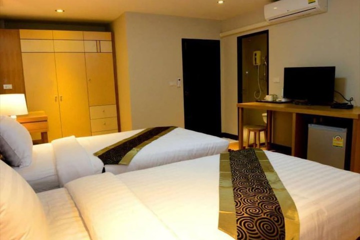 Room 6 of 18