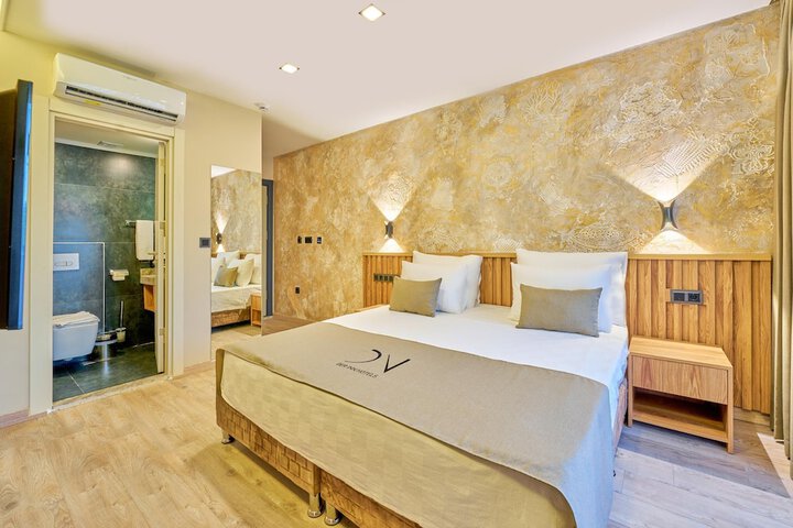 Room 10 of 27