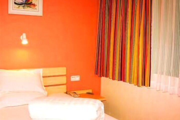 Room 4 of 8