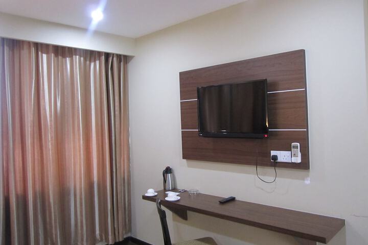 Room 13 of 33