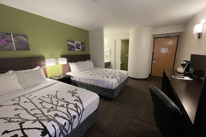 1 Queen Bed (5 of 17)