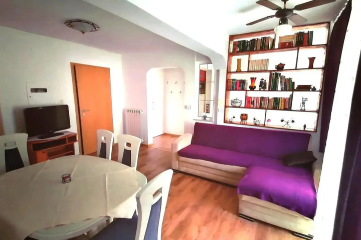 Room 4 of 9