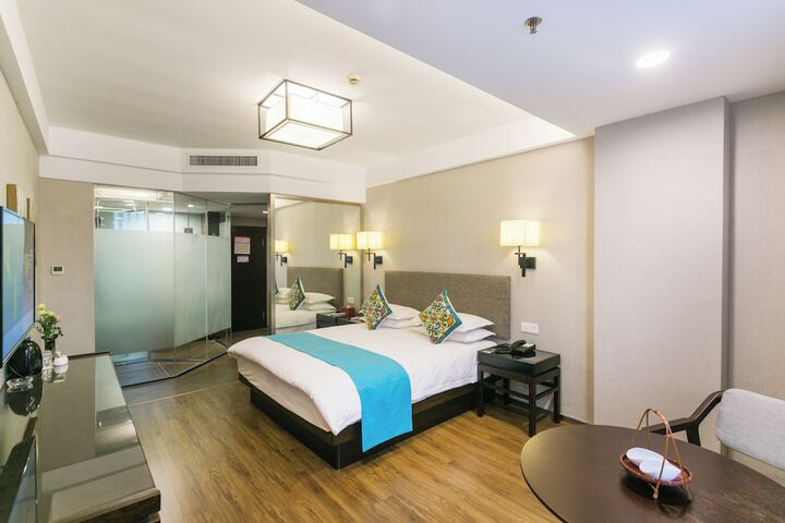 Room 10 of 28