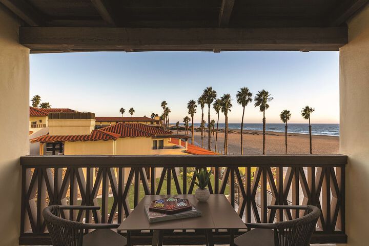 Zachari Dunes on Mandalay Beach Curio Collection by Hilton Oxnard ...