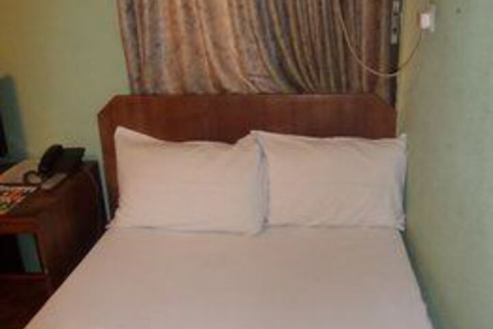 Room 12 of 33