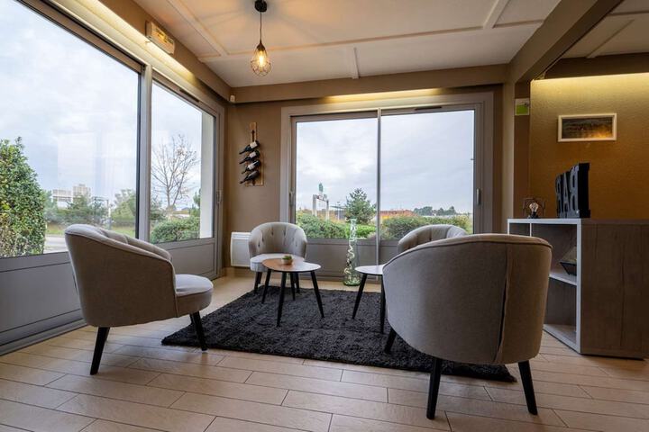 Lounge 19 of 34