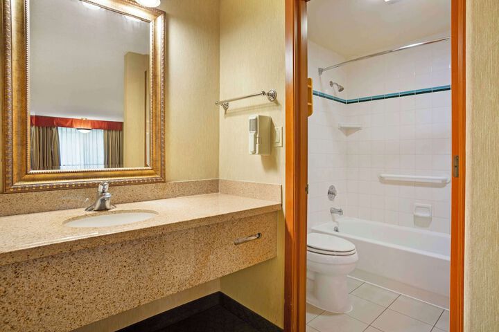 1 King Bed Microwave and Refrigerator Full Breakfast (8 of 11)