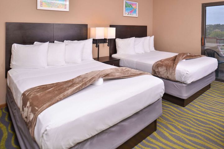 2 Queen Beds (23 of 27)