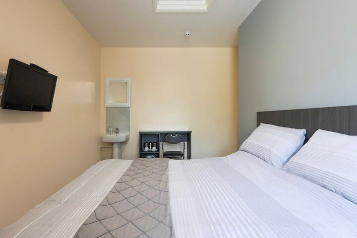 Room 4 of 10