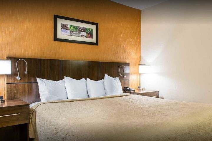 1 Queen Bed (4 of 22)