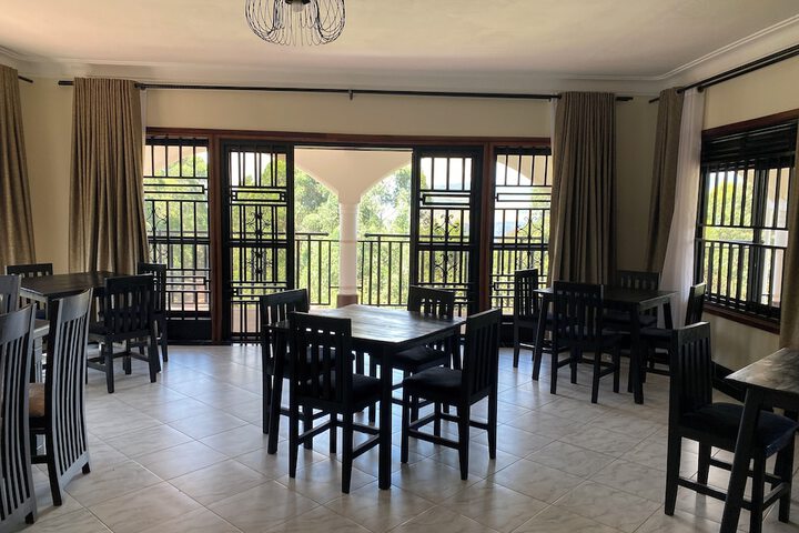 Dining 9 of 12