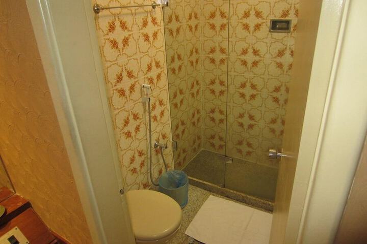 Room 32 of 43