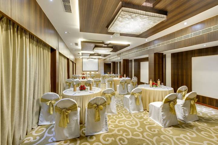 Ballroom/Hall 28 of 31