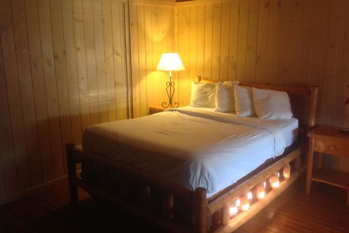 1 Queen Bed (15 of 23)