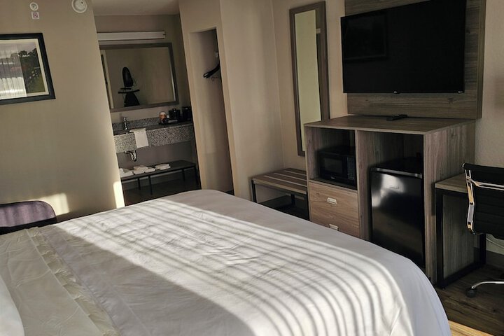 1 King Bed (3 of 5)