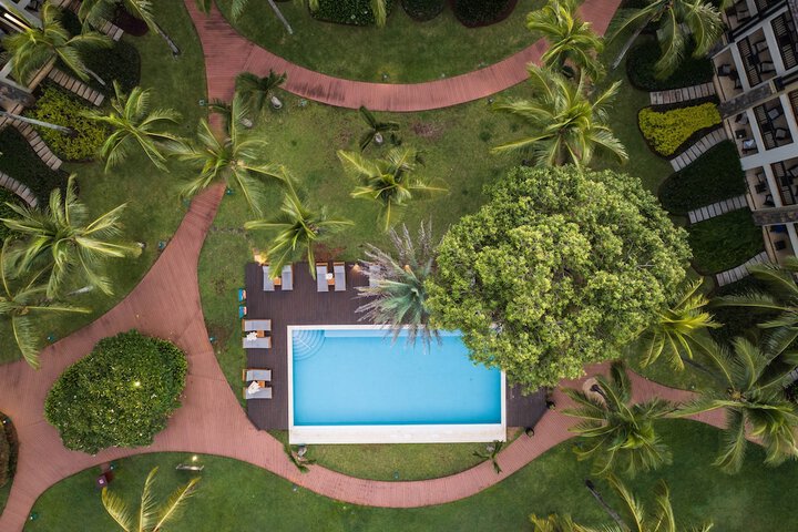 Hotel with Pool